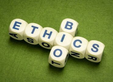 Definicje i problematyka bioetyki. Na zdjęciu napis z klocków "bioetyka".